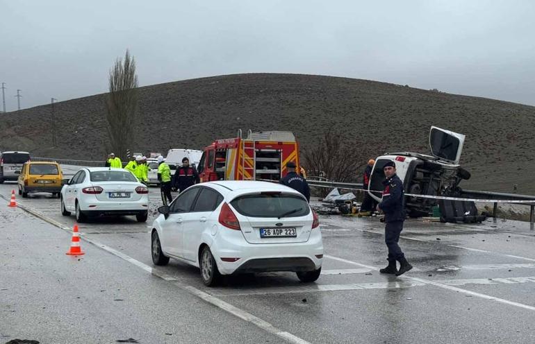 Otomobil, hafif ticari araca çarptı; baba ve oğlu öldü, 4 yaralı