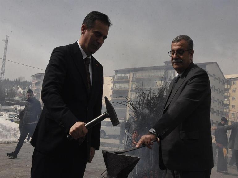 Bitlis’te nevruz programında protokol üyeleri demir dövdü, ateşten atladı