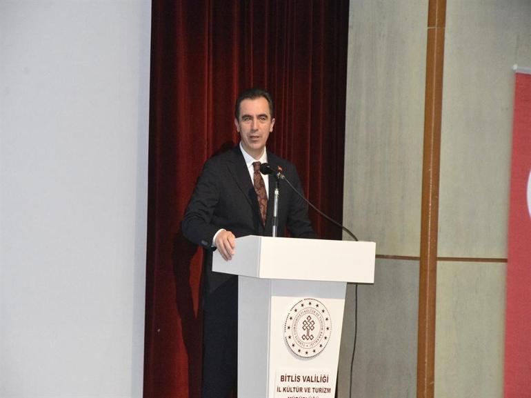 Bitlis’te nevruz programında protokol üyeleri demir dövdü, ateşten atladı