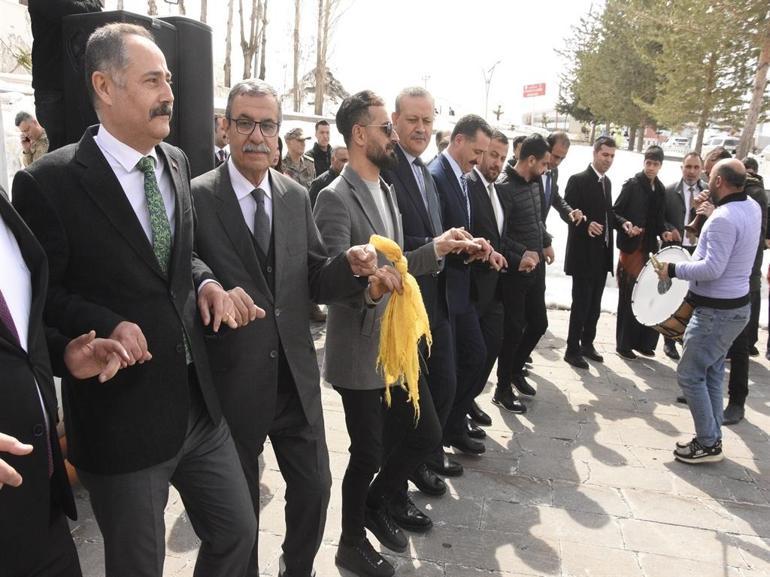 Bitlis’te nevruz programında protokol üyeleri demir dövdü, ateşten atladı