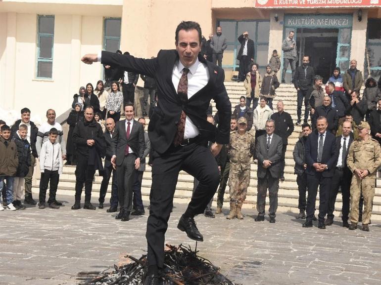 Bitlis’te nevruz programında protokol üyeleri demir dövdü, ateşten atladı