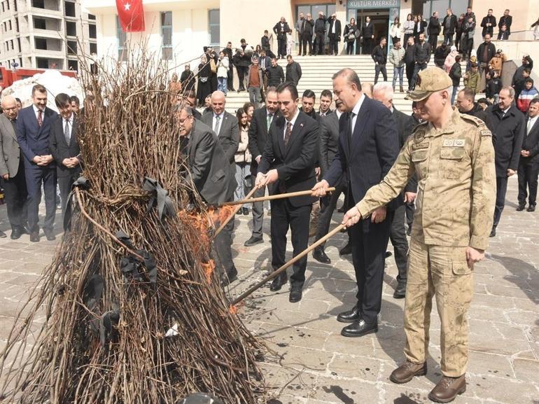 Bitlis’te nevruz programında protokol üyeleri demir dövdü, ateşten atladı