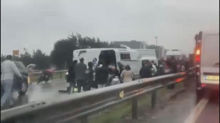 Büyükçekmece D-100 Karayolunda midibüs devrildi; 1 ölü 9 yaralı