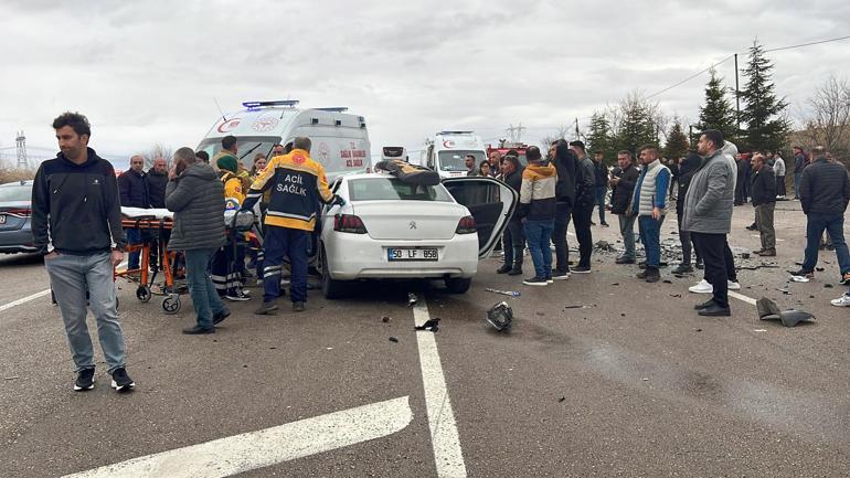Nevşehirde 3 aracın karıştığı kazada baba-oğul öldü; 7 yaralı