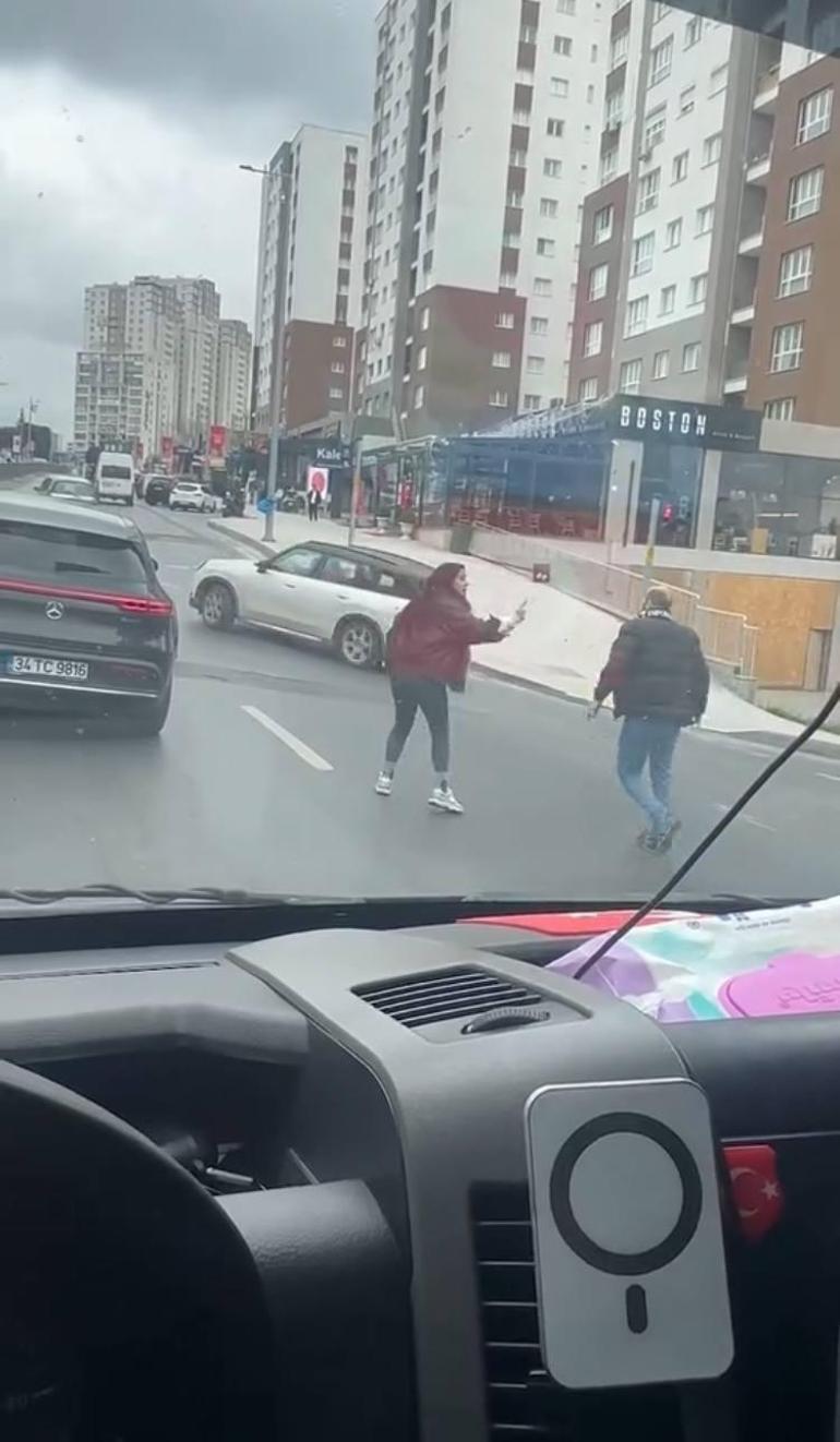 Başakşehirde iki sürücünün yol verme kavgası kamerada