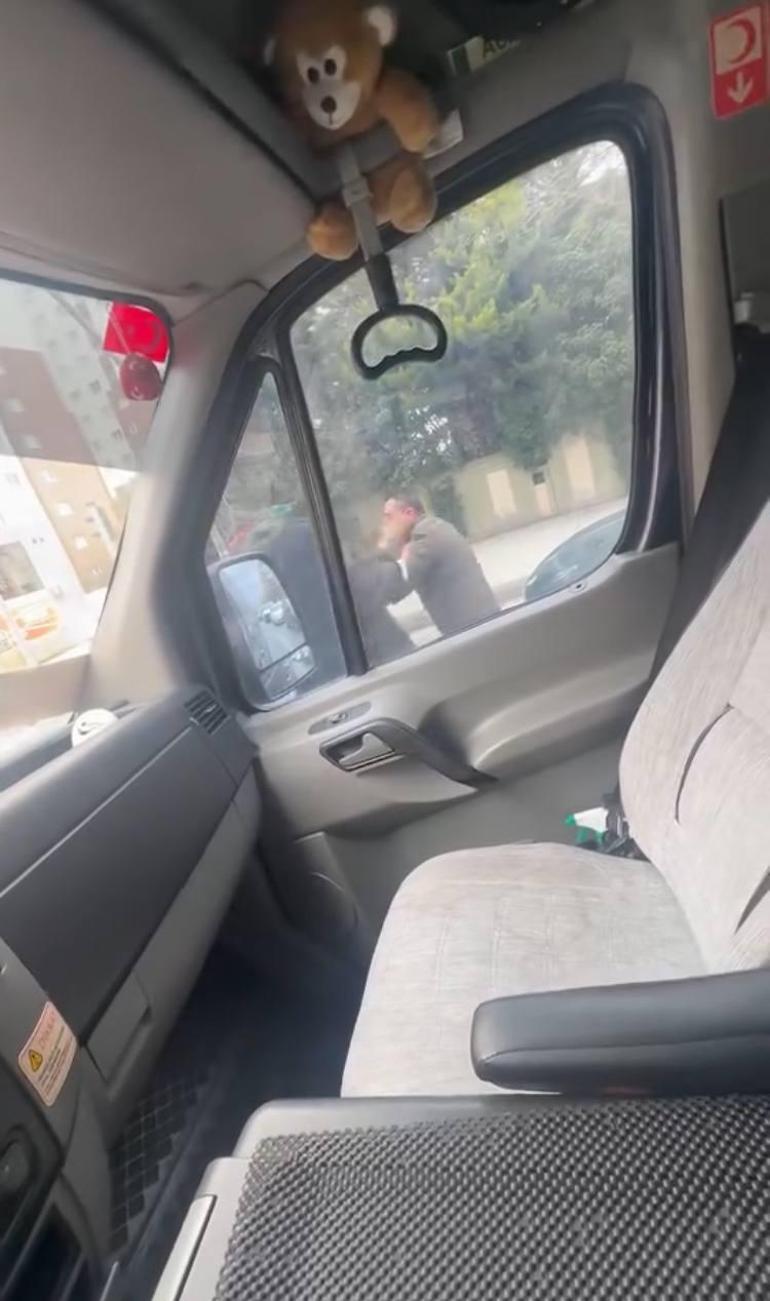 Başakşehirde iki sürücünün yol verme kavgası kamerada