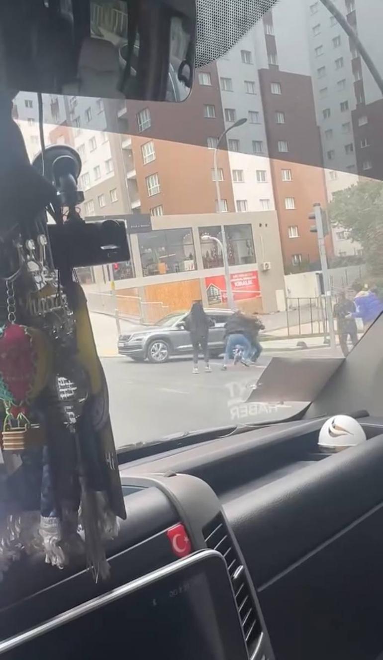 Başakşehirde iki sürücünün yol verme kavgası kamerada