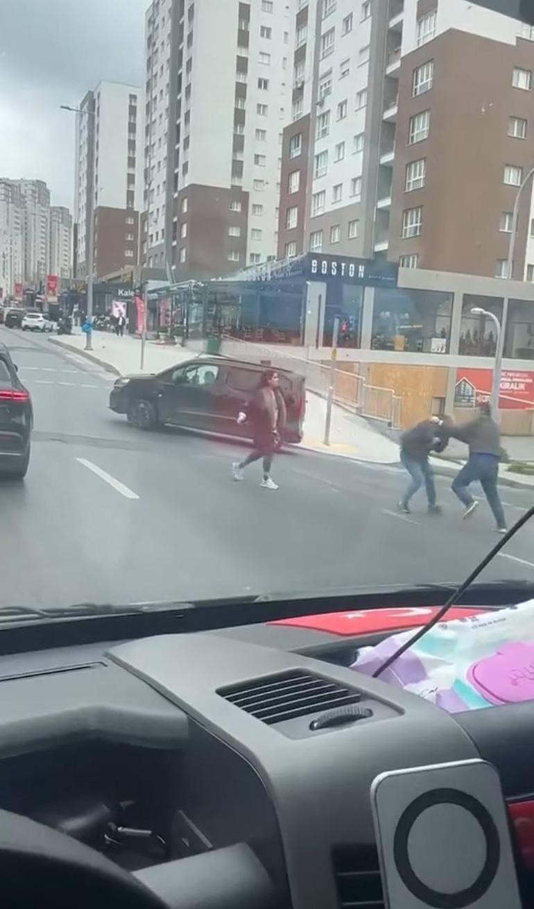 Başakşehirde iki sürücünün yol verme kavgası kamerada