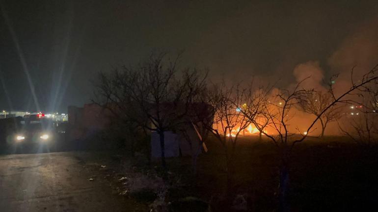 Evin bahçesindeki sünger ve paletler alev alev yandı