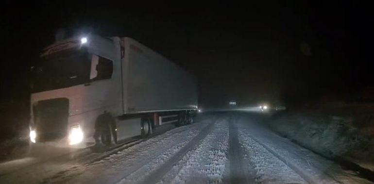 Kar yağışı İnegöl-Domaniç kara yolunda ulaşımı olumsuz etkiledi