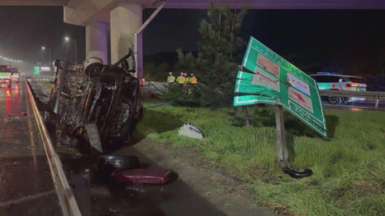 Kuzey Marmara Otoyolunda bariyerlere çarpan minibüs takla attı: 1 ölü, 1 yaralı