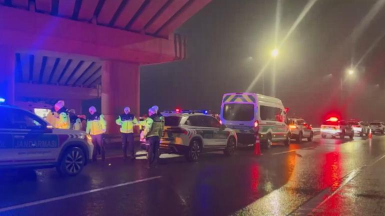 Kuzey Marmara Otoyolunda bariyerlere çarpan minibüs takla attı: 1 ölü, 1 yaralı