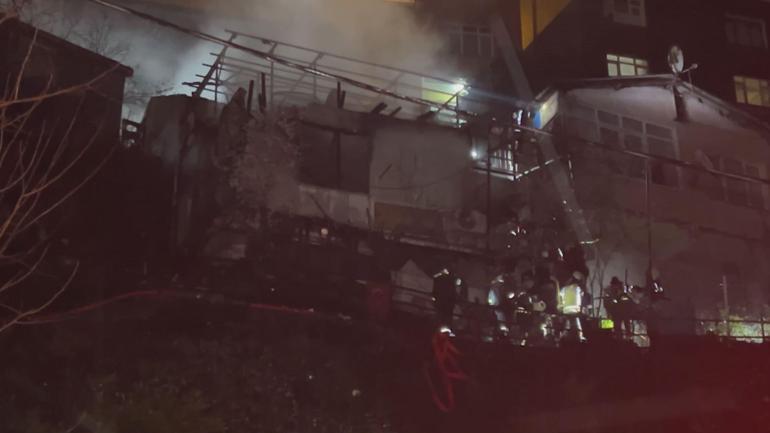 Sarıyerde 2 gecekondu alev alev yandı; 4 yaralı