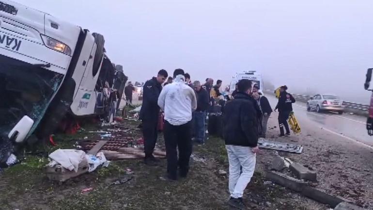 Yolcu otobüsü refüje devrildi: 2 ölü, 20 yaralı