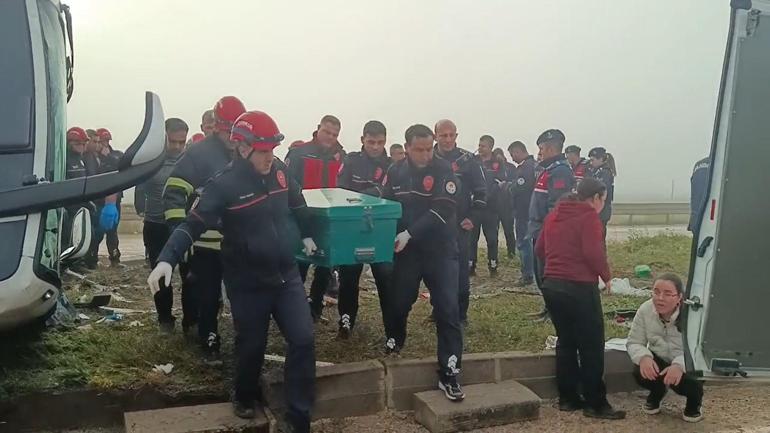 Yolcu otobüsü refüje devrildi: 2 ölü, 20 yaralı