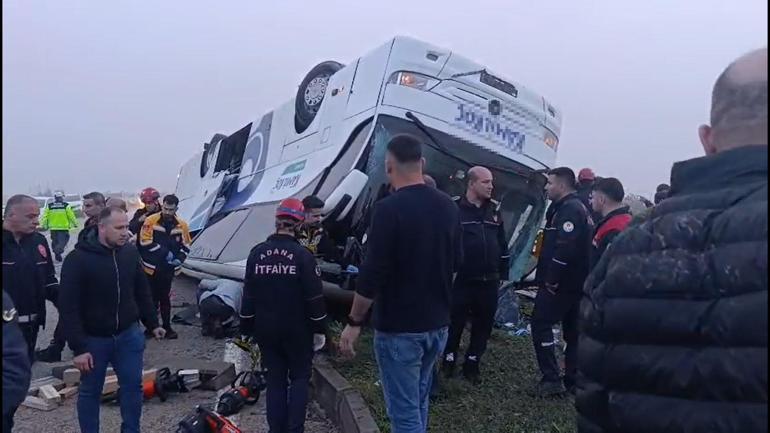 Yolcu otobüsü refüje devrildi: 2 ölü, 20 yaralı