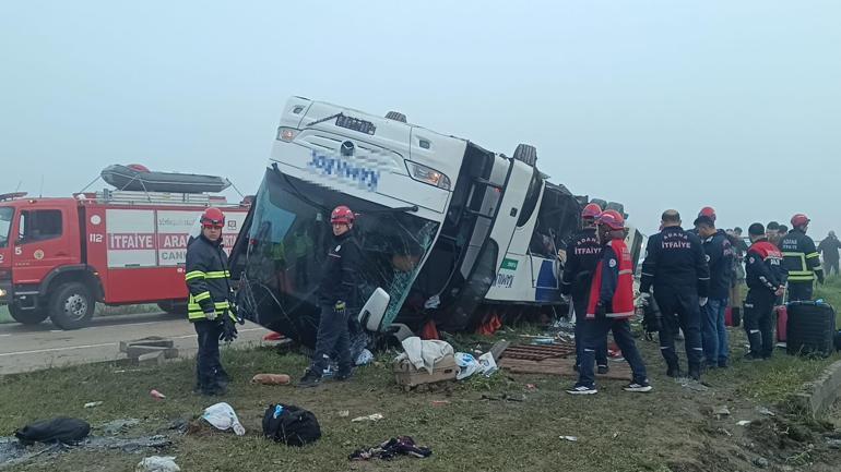 Yolcu otobüsü refüje devrildi: 2 ölü, 20 yaralı