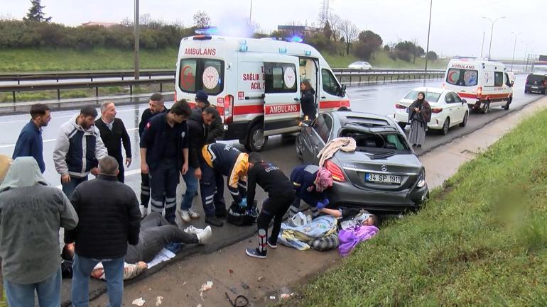 Tuzla TEM Otoyolunda kaza yapan otomobile başka araç çarptı; 2 si çocuk 7 yaralı