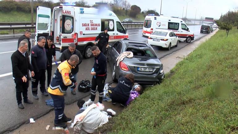 Tuzla TEM Otoyolunda kaza yapan otomobile başka araç çarptı; 2 si çocuk 7 yaralı