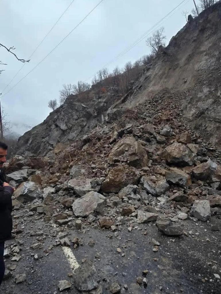 Şırnak’ta kaya düşmesi nedeniyle köy yolu ulaşıma kapandı