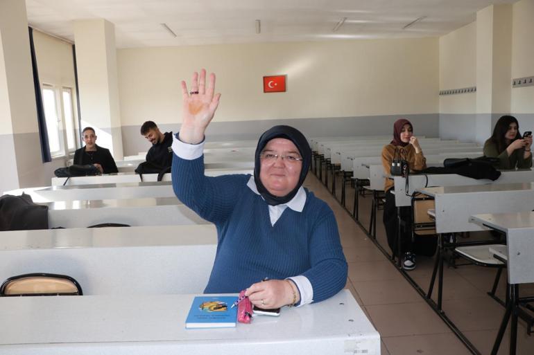 ‘Kız çocuğu okuyacak da ne olacak’ dediler; ilkokul mezuniyetinden 41 yıl sonra üniversiteye başladı