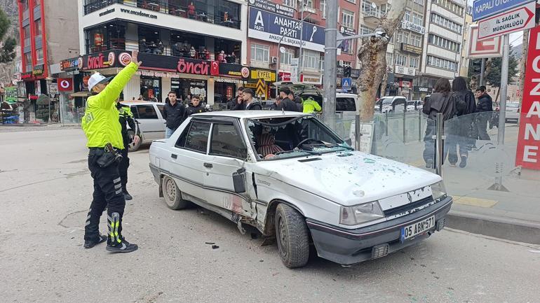 Motosikletin otomobile çarptığı kaza kamerada: 1 yaralı