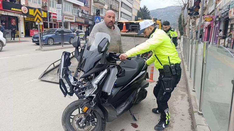 Motosikletin otomobile çarptığı kaza kamerada: 1 yaralı