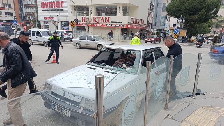 Motosikletin otomobile çarptığı kaza kamerada: 1 yaralı