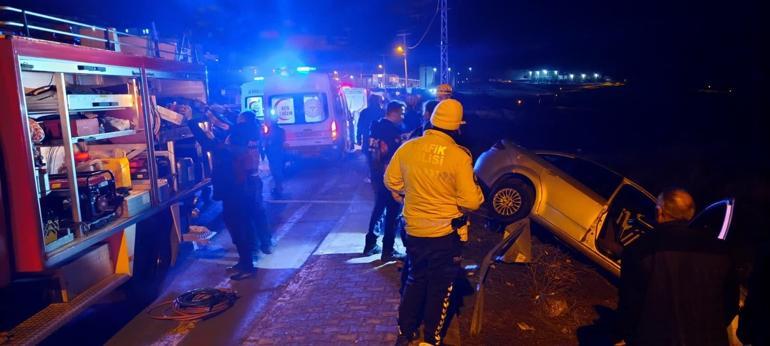 Sivasta otomobil bariyerlere çarptı: 2 yaralı