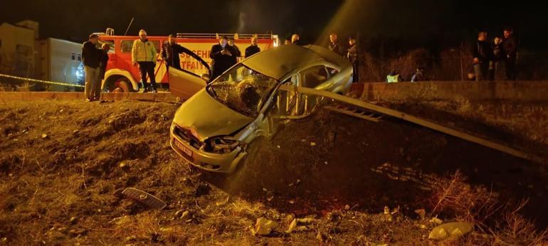 Sivasta otomobil bariyerlere çarptı: 2 yaralı