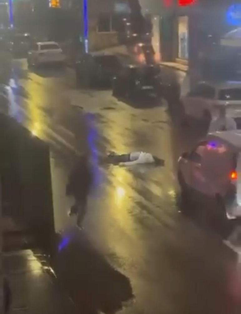 Cadde ortasında tekme ve yumruklarla darbedildi