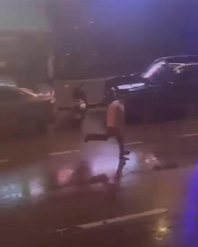 Cadde ortasında tekme ve yumruklarla darbedildi