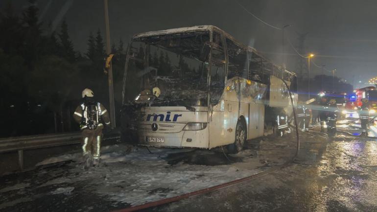 Esenlerde seyir halindeki yolcu otobüsü alev alev yandı
