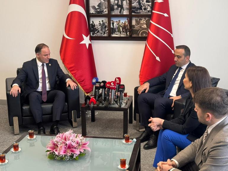 Siyasi partiler bayramlaştı