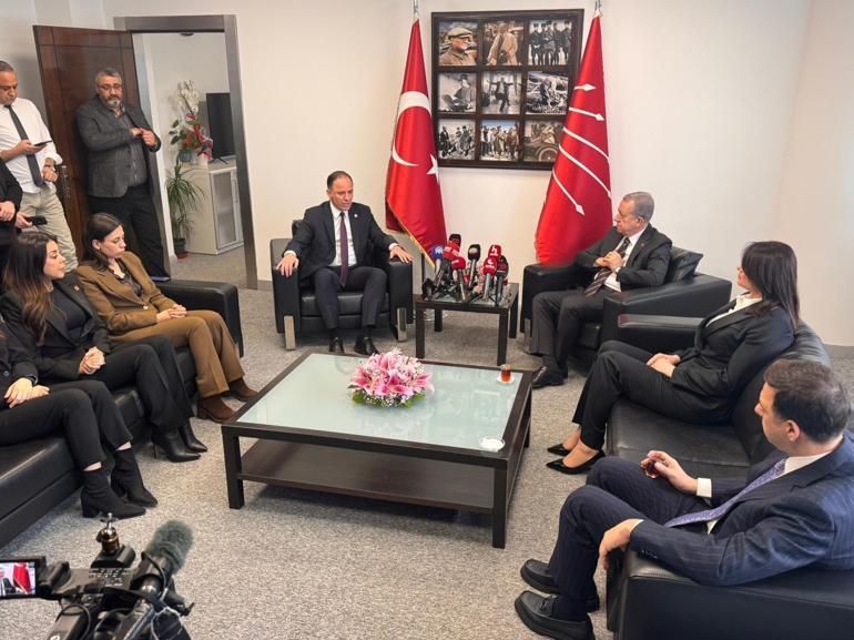 Siyasi partiler bayramlaştı