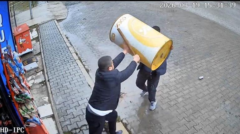 Tekel bayisinde taşlı sopalı kavga kamerada