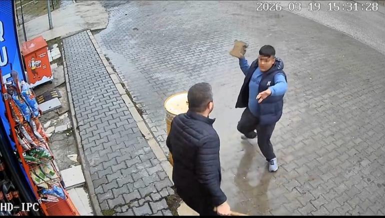 Tekel bayisinde taşlı sopalı kavga kamerada