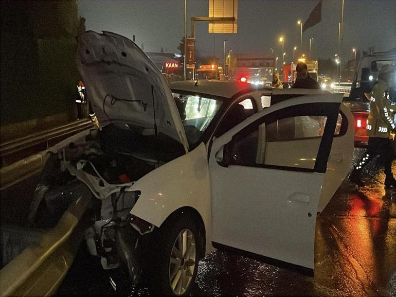Eyüpsultanda otomobil bariyerlere çarptı: 3 yaralı