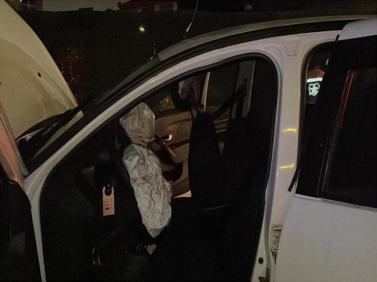 Eyüpsultanda otomobil bariyerlere çarptı: 3 yaralı