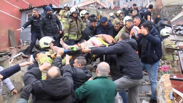 Fatih’te doğal gaz kaynaklı patlama: 2 bina çöktü 7 kişi kurtarıldı
