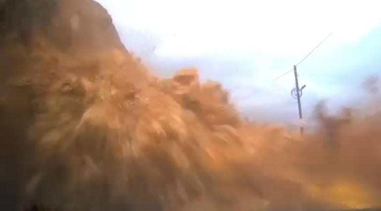 Mersinde cipin kaya parçalarının altında kaldığı heyelan kamerada