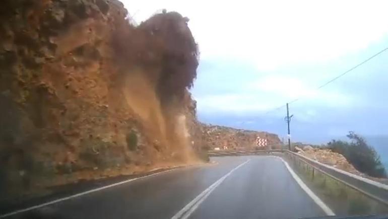 Mersinde cipin kaya parçalarının altında kaldığı heyelan kamerada