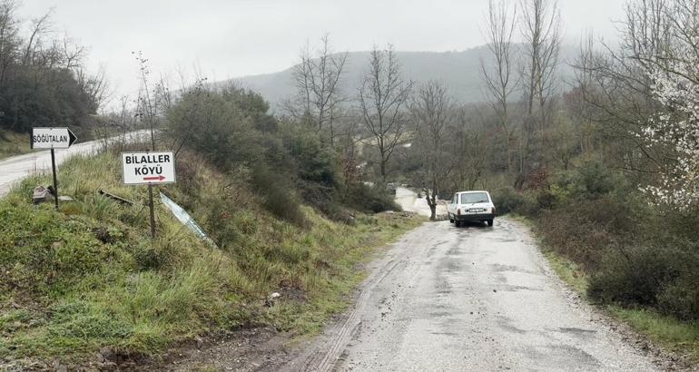 Çanakkale’de sağanak nedeniyle köy yolu kapandı, otomobil suya kapıldı