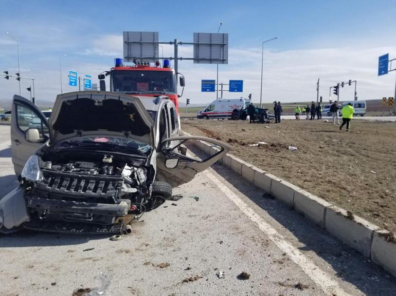 Otomobille hafif ticari aracın çarpıştığı kaza kamerada; 1’i çocuk, 6 yaralı