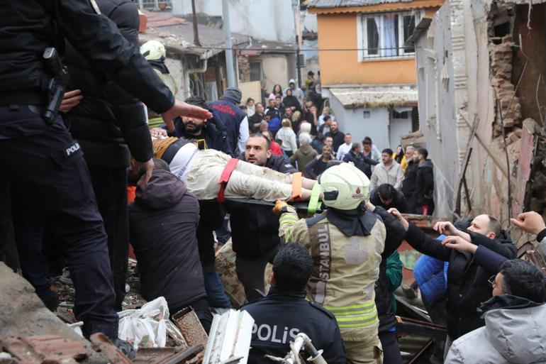 Fatihte çöken 2 binada enkazda kalanların kurtarıldığı anlar kamerada