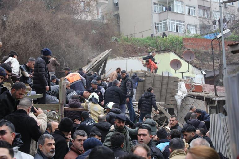Fatihte çöken 2 binada enkazda kalanların kurtarıldığı anlar kamerada