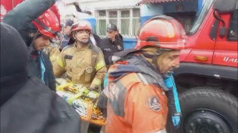 Fatih’te doğal gaz kaynaklı patlamada 2 bina çöktü; mahsur kalan 9 kişi kurtarıldı