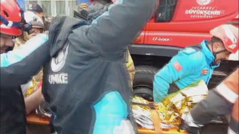 Fatih’te doğal gaz kaynaklı patlamada 2 bina çöktü; mahsur kalan 9 kişi kurtarıldı