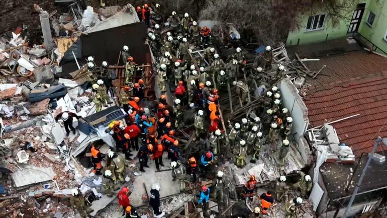 Fatih’te çöken 2 binadaki kurtarma çalışmaları havadan görüntülendi