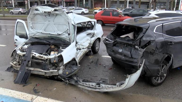 Kartalda otomobil park halindeki araca çarptı: 1i ağır 3 yaralı